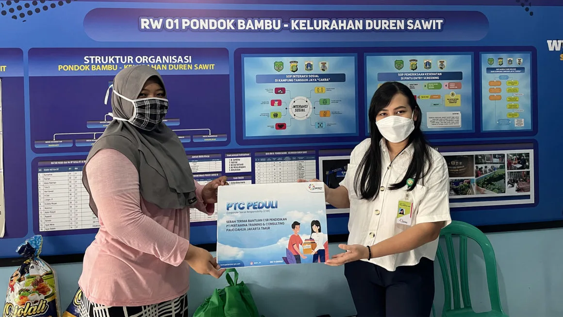 KONTRIBUSI PTC DALAM MENCERDASKAN GENERASI PENERUS BANGSA MELALUI PEMBERIAN BANTUAN SARANA BELAJAR PAUD DAHLIA