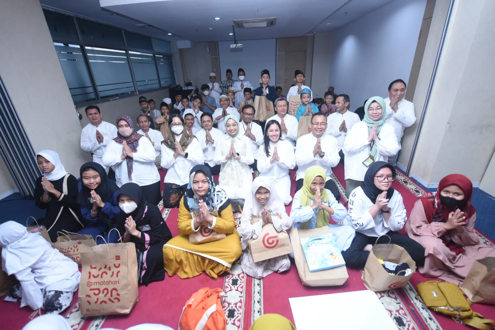 Berbagi Kebahagiaan, PTC Santuni Puluhan Anak Yatim-Dhuafa